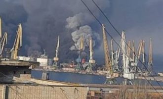 Ρωσικά πολεμικά πλοία καίγονται στο λιμάνι του Μπερντιάνσκ