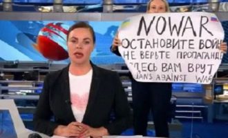 30.000 ρούβλια πρόστιμο στη Ρωσίδα δημοσιογράφο που διαμαρτυρήθηκε κατά του πολέμου