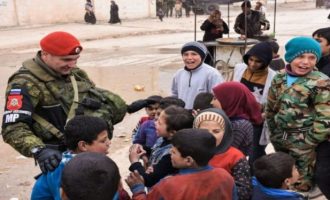 SOHR: Οι Ρώσοι μοιράζουν τρόφιμα στη Συρία και στρατολογούν εθελοντές