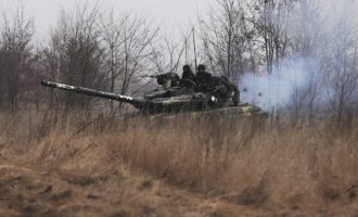Λευκός Οίκος: Η Ρωσία δεν αποσύρει τα στρατεύματά της από την Ουκρανία, τα ανασυντάσσει