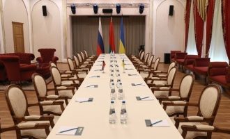 Η Ρωσία δηλώνει έτοιμη να αρχίσει νέες ειρηνευτικές συνομιλίες με την Ουκρανία