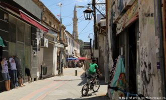 DW: Σε βαθιά πολιτική και οικονομική κρίση οι Τουρκοκύπριοι
