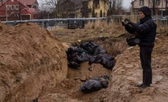 Οι Ουκρανοί μιλάνε για ομαδικό τάφο με εκατοντάδες πτώματα θύματα των Ρώσων