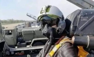 Ουκρανία: Σκοτώθηκε ο πιλότος «φάντασμα του Κιέβου» – Δημοπρατούνται το κράνος και τα γυαλιά του