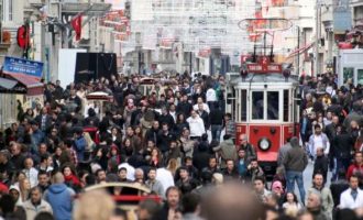 «Λόγω απελπισίας» ένας στους τρεις Τούρκους θέλει να φύγει από την Τουρκία – 48% στη νεολαία