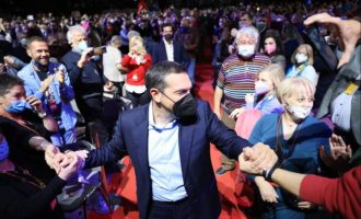 ΣΥΡΙΖΑ-ΠΣ: Το 74% των συνέδρων είπε «ναι» στην πρόταση Τσίπρα