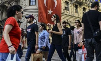 Έρευνα: Το 63% των νέων Τούρκων θέλει να φύγει από την Τουρκία και να ζήσει αλλού