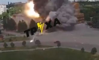 Οι Ρώσοι βομβάρδισαν το Παλάτι της Τέχνης στο Χάρκοβο, υποστηρίζουν οι Ουκρανοί (βίντεο)