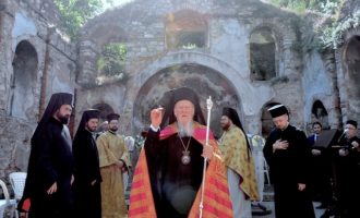 Ο Οικ. Πατριάρχης χοροστάτησε στον ερειπωμένο Ναό της Παναγίας Παραμυθίας – Βλάχ Σαράι