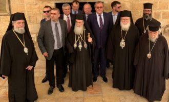 Ο πατριάρχης Ιεροσολύμων υπό το άγρυπνο βλέμμα του πρέσβη του «ρωσικού κόσμου»