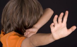Βιασμός 4χρονου: «Ο μπαμπάς με πόνεσε με τη “βίδα”» – Σοκ από την περιγραφή του παιδιού