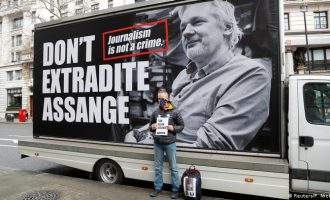 Βρετανία: «Πράσινο φως» στην έκδοση Ασάνζ – Wikileaks: Μαύρη ημέρα για την Ελευθερία του Τύπου