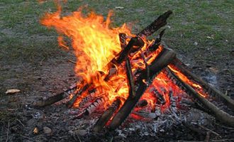 Αμπέλια Άρτας: 62χρονος άναψε φωτιά, ξάπλωσε πάνω της και κάηκε