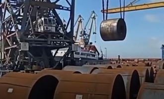 Οι Ρώσοι κλέβουν τα φορτία χάλυβα από το λιμάνι και τα εργοστάσια της Μαριούπολης