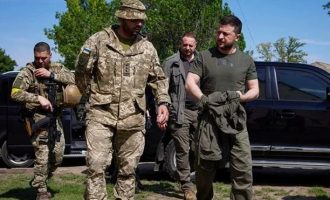 Ουκρανία: Στη νότια γραμμή του μετώπου ο Ζελένσκι – Τι είπε για τους στρατιώτες