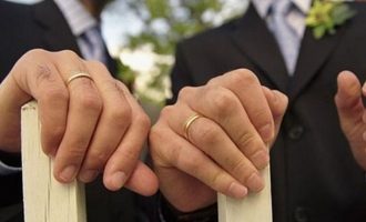 Διαμάχη ΣΥΡΙΖΑ-ΠΑΣΟΚ για σύμφωνο συμβίωσης και ισότητα στον γάμο