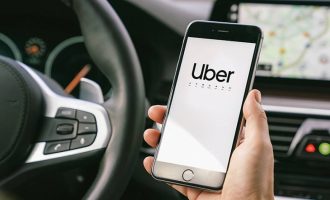 O Guardian αποκαλύπτει σκάνδαλο με την Uber – «Μπλεγμένος» ο Μακρόν και άλλοι ηγέτες