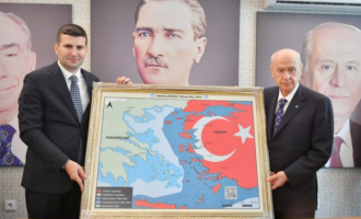 Ο Μπαχτσελί πόζαρε με χάρτη που δείχνει τα ελληνικά νησιά τουρκικά – «Επιθετική ενέργεια» λέει η ελληνική διπλωματία