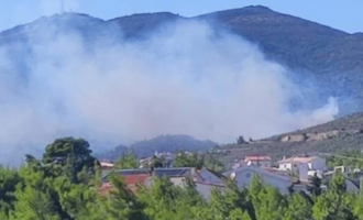 Φωτιά στην Πεντέλη: Εκκενώνεται το Ντράφι – Κοντά στα σπίτια οι πύρινες φλόγες