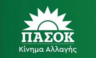 ΠΑΣΟΚ-ΚΙΝΑΛ: «Γιατί δεν περνά και ο Χατζηδάκης να ενημερωθεί στο αφτί δια την υπόθεσίν του, όπως ζητούσαν από τον Ανδρουλάκη;»