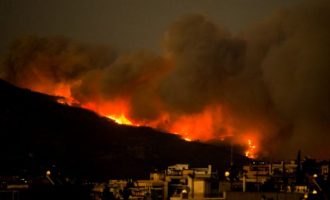 Πυρκαγιά Πεντέλη: Έκλεισε η Αττική Οδός – Καίγονται σπίτια