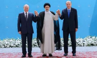Ανναλένα Μπέρμποκ: «Πρόκληση για το ΝΑΤΟ» η φωτογραφία του Ερντογάν με Πούτιν και Ραϊσί