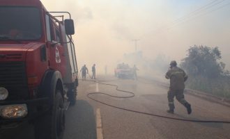 Εκτός ελέγχου η πυρκαγιά στην Άμφισσα – Απομακρύνουν τους κατοίκους από την Βόρεια Ιτέα
