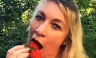 Η Ζαχάροβα τρώει φράουλες στο Twitter κι έγινε χαμός (βίντεο)