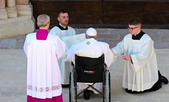 Με αναπηρικό καροτσάκι ο Πάπας Φραγκίσκος – Αναζωπυρώθηκαν οι φήμες για παραίτηση