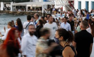 Εκτός ελέγχου ο κορωνοϊός στα νησιά – Τον διασπείρουν οι τουρίστες και κανείς δεν φορά μάσκα