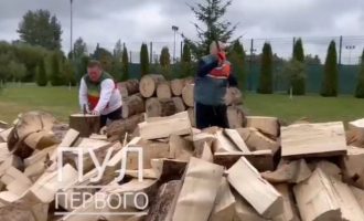 Ο Λουκασένκο ειρωνεύεται τους Ευρωπαίους κόβοντας ξύλα (βίντεο)