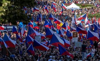 70.000 διαδήλωσαν στην Πράγα κατά της ΕΕ, του ΝΑΤΟ και της ενεργειακής ακρίβειας