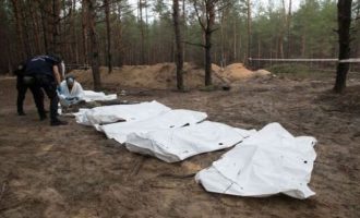 Ουκρανία: Στον ομαδικό τάφο στο Ιζιούμ 20 εκτελεσμένοι Ουκρανοί στρατιώτες δεμένοι πισθάγκωνα