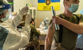 Νέο κύμα κορωνοϊού σαρώνει εν μέσω πολέμου την Ουκρανία