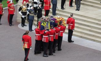 Τέλος εποχής: Στη βασιλική κρύπτη η σορός της βασίλισσας Ελισάβετ Β’ της Βρετανίας