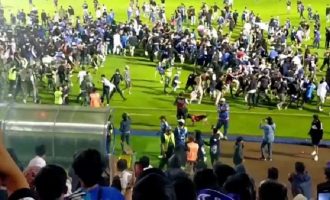 Εκατόμβη νεκρών σε ποδοσφαιρικό αγώνα στην Ινδονησία – Άγριες συμπλοκές με την Αστυνομία και ποδοπάτημα