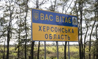 Οι Ρώσοι ανακοίνωσαν ότι φεύγουν από τη Χερσώνα, αλλά οι Ουκρανοί το διαψεύδουν