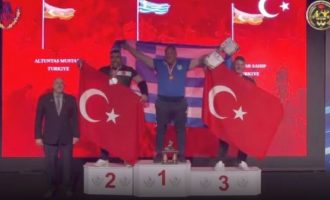Κομπλεξικοί Τούρκοι: Παγκόσμιος ο Χαραλαμπόπουλος στην Αττάλεια – Έκοψαν τον ελληνικό ύμνο στη μέση