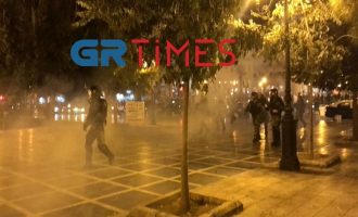 Θεσσαλονίκη: Επεισόδια μεταξύ κουκουλοφόρων και ΜΑΤ – Πετροπόλεμος και χημικά (βίντεο)