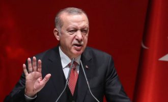 Νέο «κλάμα» Ερντογάν: Η Τουρκία δεν θα γονατίσει!