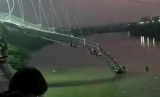 Τραγωδία στην Ινδία: Κατέρρευσε κρεμαστή γέφυρα – Τουλάχιστον 40 νεκροί (βίντεο)