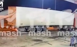 Τρεις νεκροί από την έκρηξη στη γέφυρα της Κριμαίας – Εικόνες με τους Ρώσους να ελέγχουν το φορτηγό-βόμβα