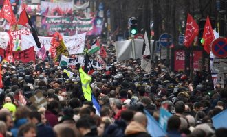 Παρίσι: Εκατοντάδες χιλιάδες καταναλωτές διαδήλωσαν κατά της ακρίβειας με επικεφαλής τον Μελανσόν