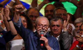 Ποιος είναι ο σοσιαλιστής νέος πρόεδρος της Βραζιλίας που αναλαμβάνει τα ηνία της χώρας για 3η φορά