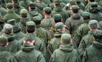 Χιλιάδες Ρώσοι στρατιώτες επικοινωνούν στη γραμμή «θέλω να ζήσω» των Ουκρανών για να παραδοθούν