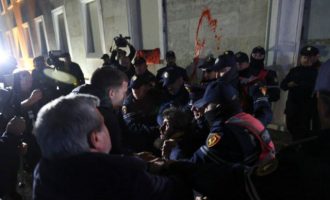 Αλβανία: Διαδηλώσεις στα Τίρανα – Επεισόδια διαδηλωτών με την Αστυνομία