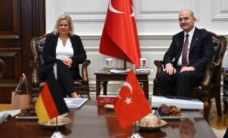 Δημόσια αντιπαράθεση Φέζερ και Σοϊλού για τους τουρκικούς βομβαρδισμούς σε κουρδικούς στόχους