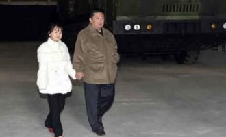 Ο Κιμ Γιονγκ Ουν εμφανίστηκε με την κόρη του στην εκτόξευση διηπειρωτικού πυραύλου