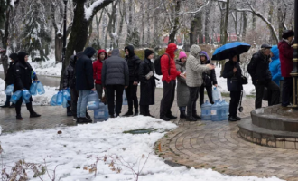 Κίεβο: Παγώνουν εκατομμύρια Ουκρανοί χωρίς ηλεκτρικό ρεύμα και θέρμανση, ενώ χιονίζει