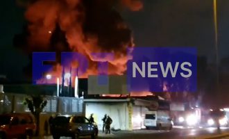 Έβαλαν φωτιά σε κατάστημα ελαστικών στον Ασπρόπυργο – Μήνυμα από το 112 για επικίνδυνους καπνούς